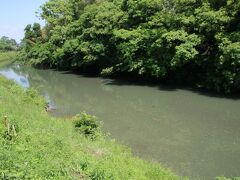 こちらが寄藻川。濠にしかみえないですが、この先大きな川となり周防灘に注ぎます。近代になるまで川の名前は流域によって異なるというのはよくあったのですが、この神橋を境に上流側を月瀬川、下流側を浅瀬川と呼んでいたそうです。