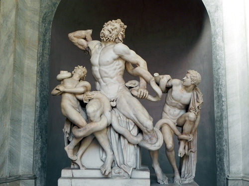 ハゲサンドロス、ポリュドロス、アテノドロス紀元前2世紀～1世紀初頭　「ラオコーン」ピオ・クレメンテイーノ美術館所蔵<br />＊1506年ローマで発見され、ミケランジェロら多くの芸術家たちに大きな影響を与えた作品です。<br />＊トロイア戦争で神官ラオコーンは、女神アテナの怒りを買います。怒った女神はヘビ2匹を放ち、ラオコーンは息子2人とともに絞め殺されるという場面が表現されています。<br />＊悶絶する苦悶の表情とよじれた身体は迫力満点。現実にはあり得ない状況を迫真的に表す。ラオコーンの胴体と大腿部が作る交差線の構図が大胆である。ピクピク震える筋肉に、クギ付け。<br />＊ラオコーンのレプリカは、フィレンチェ、ウフィツィ美術館でも観ました。