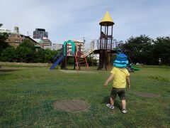 　飽きてきたところで、向かいの富久さくら公園に移動。さすが平日の朝とあって、他に子どももおらず空いていました。
　気持ちが大きくなったのか、２歳なのに、３歳児以上向けの滑り台に果敢にチャレンジ。しっかりサポートしたつもりだけど、ヒヤヒヤしました。
