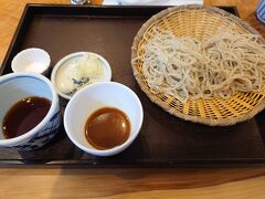 そんなこんなありましたが僕たちの順番が来たので着席。

色とりどりコースを注文しました。
普通の蕎麦と季節の変わり蕎麦に加え、天ぷらの盛り合わせとだったん茶のプリンが付きます。