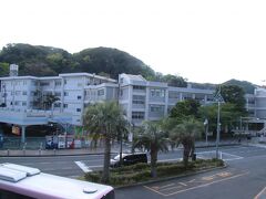 東叶神社から歩いてバス停に向かい、そこからバスで浦賀駅へとやってきました。歩くと２０分くらいかかりそうですが、足を痛めたのであまり歩かない方がよさそうだったのですがいいタイミングでバスが来てくれました。
浦賀駅駅舎が高台になっているので撮影しましたが、バスターミナルのソテツがいかにも南国風です。
奥にあるのは学校っぽいですね。