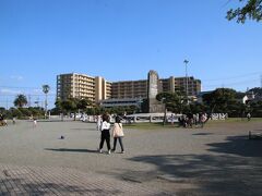久里浜天神社から歩いてペリー公園へ。京急久里浜駅から近くの東京湾フェリーまでのバスも出ているのですが、本数も少なく痛む足を押してきましたがさすがに痛みがやばかったです・・・。結構距離あるんですよね・・・。
ペリー公園は奥に見えるペリー来航記念碑を中心とした公園で、歴史公園でもあるんですが地元の子供たちが遊ぶ憩いの場にもなっています。