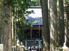 燈籠堂を望遠で。

堂内には千年近く燃え続けていると言われる二つの「消えずの火」があるそうです。貧女の一灯、長者の万灯です。

燈籠堂の向こう側に御廟があります。