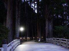 一の橋。大師様がここまでお迎え＆お見送りくださるとのこと。一礼して入ります。