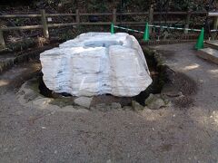 吐玉泉．こちらも寒水石と言われる大理石の井筒．