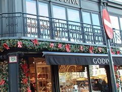 ゴディバのお店が角にありました。