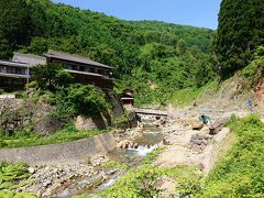 左側に見える建物は、唯一の温泉宿の後楽館。
野猿公苑はさらに上流にあります。