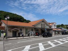 大磯（おおいそ）駅



該駅は、明治２０年（１８８７年）７月１１日開業である。
当初、内閣鐵道局は該区間内途中停車場設置計画を有していなかったが、鉄道敷設工事着工直前たる明治１９年（１８８６年）１０月に、中郡大磯村願人総代として、宮代謙吉、鈴木佐平、川崎甚五郎３名連名に依り、該村への駅設置に関する請願書が提出され、此れに対し、内閣鐵道局は停車場設置に関する必要地無償提供、及び、当該不動産関係は全額地元負担とする条件に依り駅設置が認められ大磯駅設置が決定された。
関東大震災に依り、初代駅本屋他構内施設は殆が倒壊した。
https://www.jreast.co.jp/estation/stations/306.html