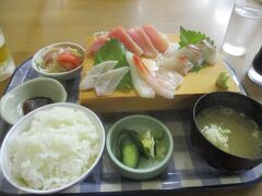刺身盛り合わせ定食　
美味そうです。地のモノは、太刀魚の炙り・伊東の鯛でした。