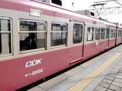 列車は京王から来たもののようですね(と思って後で調べたら確かに京王の車両でしたが、伊予鉄経由で銚子電鉄にやってきたらしい)。
銚子を出るとすぐに仲ノ町につきました。
本社もここにあり、ぬれ煎餅をはじめとして色々売っているようです。車庫もあって、列車が何両か止まっていました。
本当は途中下車したいところですが、乗りつぶし優先で先へ進みます。

仲ノ町を過ぎると、両側が木に覆われて来ました。
本銚子を過ぎ、笠上黒生（読めなかったですが「かさがみくろはえ」と読むそうです。ネーミングライツもやってます[https://www.choshi-dentetsu.jp/railway/1254/]。）あたりから、視界が開けてきます。

その後、海鹿島（「うみかしま」ではなく「あしかじま」と読むそうです。）あたりで、海が近い感じが出てきて、君ヶ浜、犬吠とすぎて、外川へは20分ほどで到着しました。
