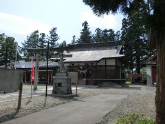 食後は駅から程近い『花巻神社』へ向かいます。

ご祭神
愛宕大神  迦具土命（かぐつちのみこと）
火防の神

稲荷大神  豊受姫命（とようけひめのみこと）
五穀豊穣の神

八坂大神  建速須素男命（たけはやすさのをのみこと）
疫病退散の神

花巻神社を解説するまえに、まず当地にあった『八幡寺（廃寺）』を解説しなければなりませんね。
慶長16年（1611）藩主・南部利直公の命を受けた花巻城代・北松斎公は市内鍋倉にあった萬福寺を当地に移転、『八幡寺』とし、城の祈願所としました。
敷地420坪、末寺10寺の規模を誇り、櫓門、空堀、狭間（矢を射るための穴）を備え、城郭さながらの構造だったとされます。
その鎮守として創建されたのが『愛宕神社』で、昭和30年（1955）に稲荷神社を合祀、『花巻神社』と御社号を改めました。
現在地に御社殿が造営されたのは昭和58年（1983）八坂神社を合祀したときです。