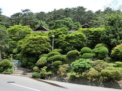 1時間半ほど見学し、退出。
バラ園の西隣に鬱蒼とした杜のなかに建物が見えます。
