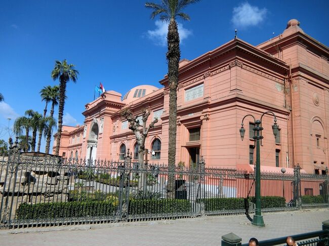 3月14日、カイロ旅行の続きです。<br />カイロ旧市街にあるシタデルから新市街に移動しやって来たのはピンク色の建物エジプト考古学博物館です。以前はカイロ博物館と呼ばれていました。<br />博物館横の道路を右折すると博物館の入り口ですがバスはここに来て渋滞です。博物館の入り口周辺は観光客のツアーバスが押し寄せ渋滞に巻き込まれたのです。<br />15分くらい渋滞しましたが、博物館の入り口横に停車することができました。<br />