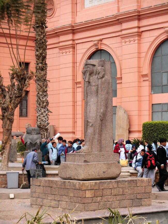 これは三柱神と言われる彫像。ファラオを中央に向かって右にハトホル女神、左はホルス神です。