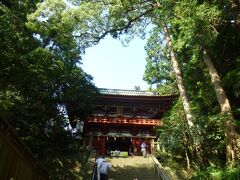 ◆久能山東照宮

石段の先でど～んと構えるのは、朱の楼門（1617年）