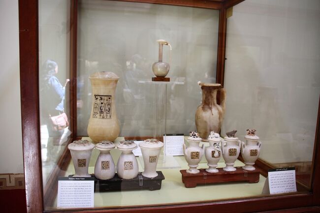 中央広間に展示されていたイウヤとチュウヤの展示コーナー。先程ここを通りましたがアランさんからは説明が無く素通りした場所です。<br />イウヤの4つの壺（写真右の壺）。左はチュウヤの4つの壺。<br />これらの壺は玄室内の人型棺の足元に置かれていた台の上に固定して置かれていたました。<br />4つの壺なのでカノポス壺かと思いましたが、香油や軟膏を入れる壺の模造品として作られた壺だそうです。容器の中の穴が僅か４センチメートルしかなかったため、実際の容器の模造品として作られたものと考えられています。<br /><br />