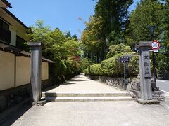 金剛峯寺から伽藍へは、蛇腹道が近いのですが、先に大師教会と霊宝館を訪ねます。