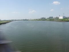 京成線ってなかなか乗る機会がないので沿線の風景は珍しくてワクワクします。
車内の雰囲気も遠くへ来た雰囲気で旅情を感じます。
荒川を渡るときはその川幅と水量にちょっと感動しますね。
ますます遠くへ来た感じがしてきました。