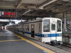 東武線に乗って久喜で館林行に乗り換えて群馬県に突入です。
昔は浅草から館林や伊勢崎まで直通していましたが、今は久喜と館林で乗り換えとなりますが、利根川を渡ると乗客が減ってこれじゃ6両編成では輸送力過剰だろうなと思うほどです。
まあ、北関東は自動車社会ですから仕方無いのですが・・・

館林からはワンマン改造された8000系で3両編成に乗り換えて一度と栃木県をかすめます。
