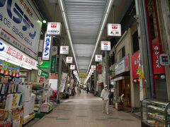 結局大石塚＆小石塚古墳は外から見ることしかできなかったので岡町商店街を通って次の古墳へ。
いかにも地元な商店街。
ちょっと昭和を感じる…。