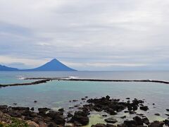 高台から岩礁を見渡すと、まるで入り江のようになっていて、岩礁内側の水深の浅い海の底までがよく見える。

