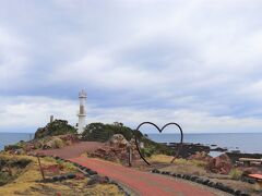 長崎鼻の先端には白い灯台があり、“恋する灯台”と呼ばれているらしい。
どの辺が恋する灯台なのか？

天気が良ければ、もう少しそれっぽくみえるのかな。
