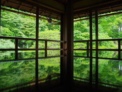 去年、ここに紅葉を見に来た時は良く晴れた日で、光がガラス扉に反射してしまって納得のいく写真は撮れなかったのですが、この日のお天気は曇り!　梅雨がちゃんと力を発揮してくれたので、朝方までは雨が降っていたくらいです。

2Fでも同じような写真が撮れます。　テラスの手すりまでもが良い味出してるな。