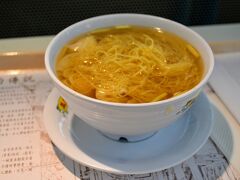 もはやエチオピア旅行とはほど遠い香港・台湾旅行記になっておりますが、最後なのでお付き合い頂ければ幸いです。

朝早くにホテルを出て、空港へ。せっかく香港に来たからには、あのゴムっぽい触感の香港雲呑麺を食べなければ終われません。あれ、大好きなのよね。