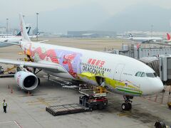 香港から台湾まで運んでくれるのは香港ドラゴン航空。
特別塗装のB-HWG機だけど、今はこの飛行機もドラゴン航空を引退してエアアジアへ売却。
今ではエアアジアで大活躍…に戻れる日を夢見ているのかなぁ…。