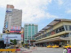 地下鉄に乗ってやってきたのが高雄駅に到着。
素晴らしい天気ですねぇ！

9月も後半に入っているけど南国台湾の、その南端高雄はやっぱり蒸す。
まぁ日本も北海道以外は9月もまだまだ暑い日が多いけどね。