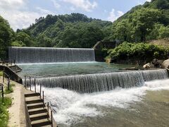 源泉公園の源泉近くから見た肘折砂防堰堤（えんてい）です。
初夏の日差しの下、壮観な眺めです。