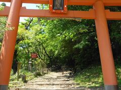 大門の向かって左手の鳥居が、弁天岳への登山口。