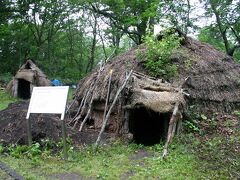 やって来た友人の車に乗り、雨の中をワッカ原生花園へと向かう。
しかし、原生花園は横殴りの雨だったのですぐに撤退した。
そこで、近くにあった国指定の常呂遺跡の一部である『ところ遺跡の森』に寄ってみることにした。
その遺跡では、縄文時代の大規模な住居跡が発見され、これまでに2000を越える住居跡が発掘され、その一部が復元されていた。
サロマ湖やオホーツク海が至近で、住居跡近くには湧き水もあり、住む場所としては良好だったのだろう。