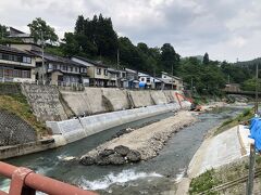 砂防堰堤のある銅山川は、昨年2020年7月28日から29日にかけて発生した集中豪雨で氾濫し、大蔵村肘折温泉も一部で被害が出ました。
砂防堰堤の川下では護岸復旧工事を継続されていました。
石のドームが休止していたり、初恋足湯が休業していたのも昨年の豪雨の影響です。
砂防堰堤がなければ当時被害はもっと大きかったのかもしれません。