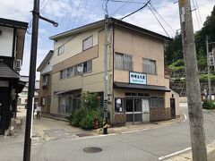 搗き立てのお餅を販売されている『柿崎もち屋』さんです。
このお店、お餅以外にもラーメン屋としても営業されています。
前を通りかかった時は店先にのれんは掛けられておらず、まだ営業開始前でした。