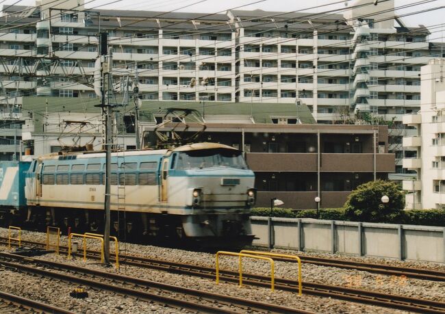 貨物を運ぶ電気機関車