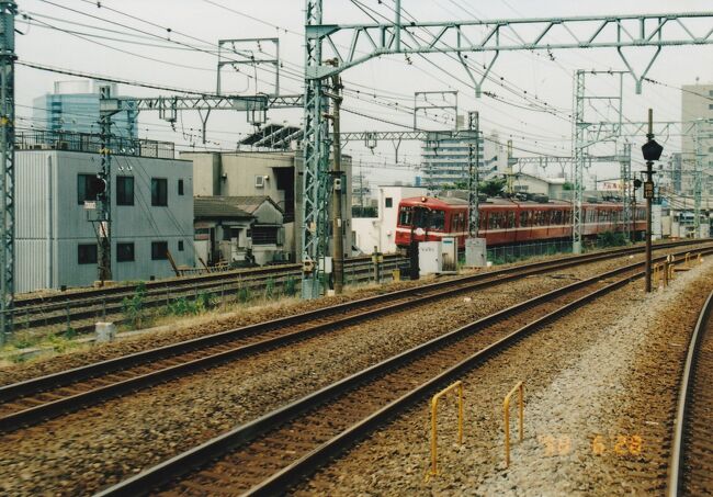 京浜急行とすれ違う