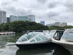 隅田川河口から竹芝干潟に入った船着き場は浅草方面に遡上する水上バスや羽田へのアクセスの路線が通っている。