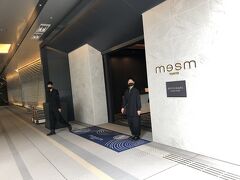 マリオットがJR東日本ホテルズと組んで2020年4月にオープンしたホテル。
スタッフはヨージヤマモトの黒いユニフォームに身を包み、それとそろいの黒いマスクを全員が着用している。