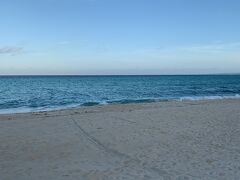 日の出前の与那覇前浜ビーチ。
さすがにこの時間は誰もいない。貸し切り状態。
ドローン(200g未満の航空法に引っかからないやつ)で遊ぶ。