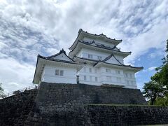 お城も真っ白でステキ☆
空の雲も良い演出だわ！！