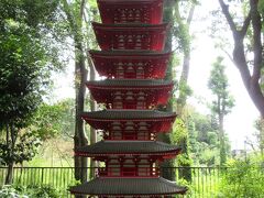 おたかの道湧水園内に建つ武蔵国分寺七重塔推定復元模型。
奈良時代、鎮護国家として国分寺内に造られた七重塔は、国分寺の象徴だったそうです。当時の七重塔は60mほどあったようです。
復元された七重塔は10分の1のスケールで造られていました。