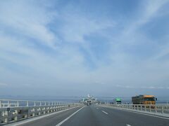 アクアラインをちょっと走って、
「海ほたるパーキングエリア」へ。