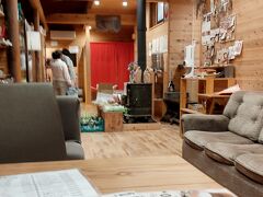 いいお湯でした～って出てきたら
お風呂上がり、無料で飲み物をお出ししてますよと

お水、麦茶、ホットコーヒー
じゃ、コーヒーで

紙コップにちょうどいい量、とてもおいしい
まだ木の香りが新しい、すてきな空間

お昼は食堂もやってます
https://shinshu-takayama-onsenkyo.com/facility/koyasu-2/

