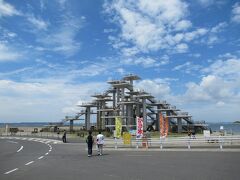 まずは富津岬。
日本の白砂青松100選、関東の富士見百景に選定されている岬です。
「明治百年記念展望塔」があります。