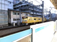 早朝の横浜駅。
京浜東北線のホームに上がると京急の黄色い車両が走り去っていきました。
そういえば暫く撮ってないなぁ。