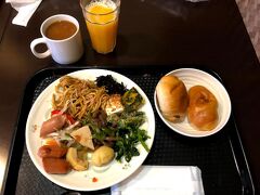 朝は早めに起きてホテルの朝食バイキングをいただます。