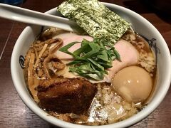 特急で高尾山駅から新宿に向かいます。
夕食はラーメンを。
西新宿にある創始　麺屋武蔵へ。
武蔵グループの総本店です。

つけ麺が有名ですが、ら～麺のこってりを。
濃厚で美味しかった～(*´▽｀*)