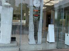 まずは広島平和記念資料館を見学します。

一人200円で見学することができます。修学旅行などの団体であれば無料で入ることができます。