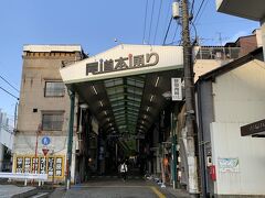 広島市街から山陽自動車道を通り1時間半ほどで尾道に到着しました。

この商店街に色々なお店があるのですが、ほとんどが休業していました。